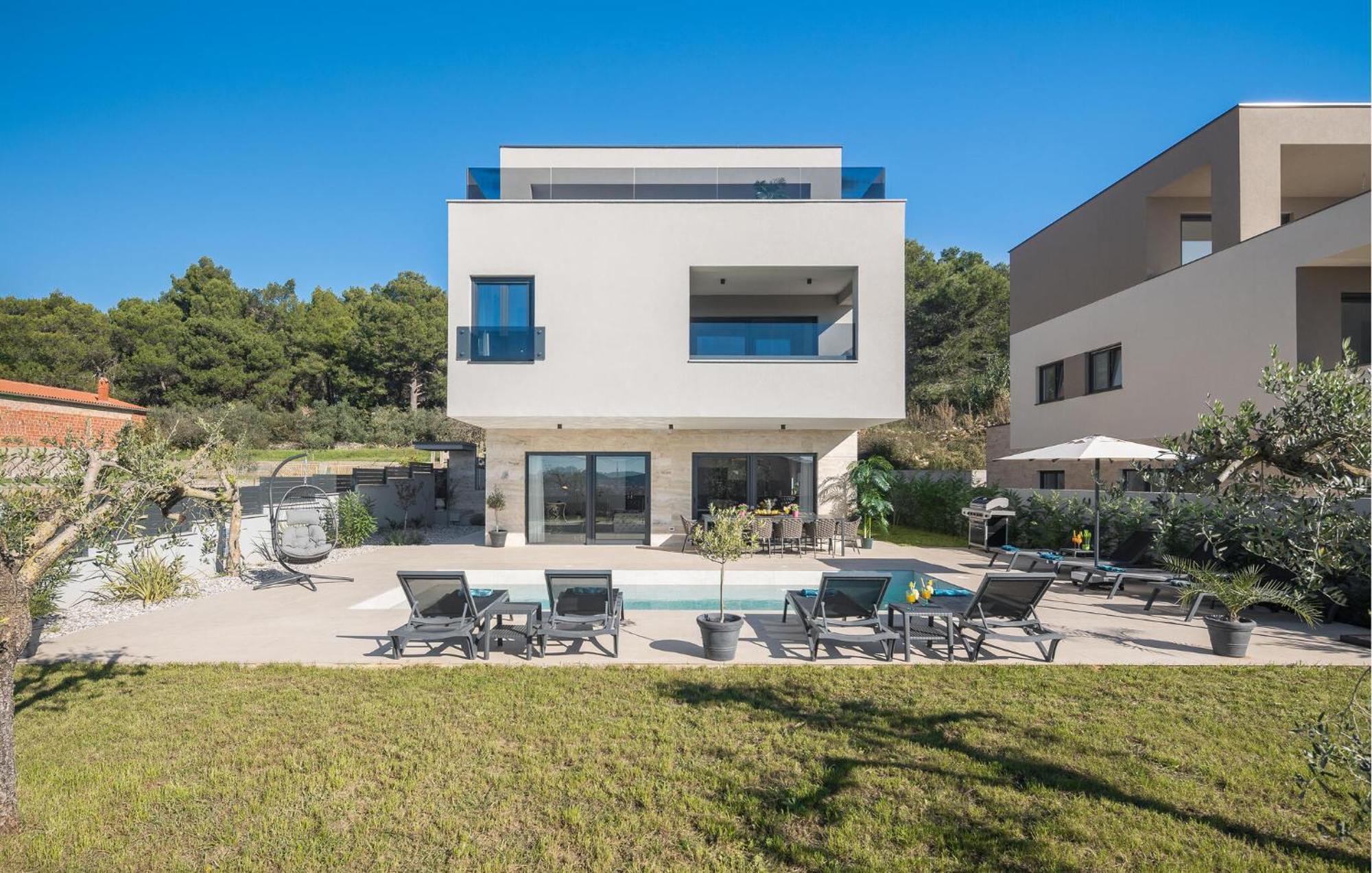 Beautiful In With House A Panoramic View Pula